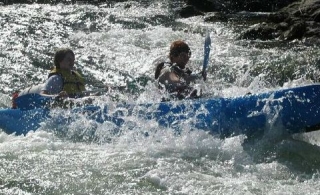 Un canoe dans les rapides